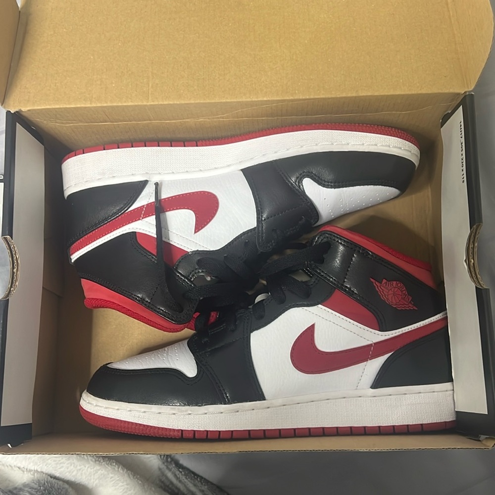 Jordan 1 mids